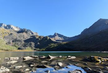 成都往返：甲尔猛措一日游（雪山|森林|红石滩|海子|轻徒步）【可选英文导游|专车接送|行程可调|可定制行程】