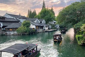 嘉兴乌镇东栅+西塘+西塘夜景一日游【双水乡纯玩 专车上门接】【[舒适跟团]双水乡组合，不紧不慢中游览两大5A级水乡古镇。推荐：乌镇东栅+西塘含夜景，一天畅玩双水乡】