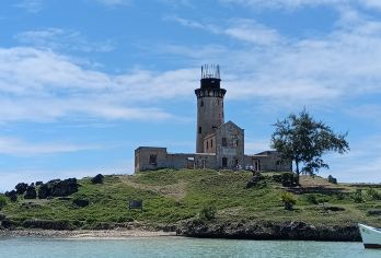 毛里求斯快艇三島（灯塔島+鹿岛+白鹭岛浮潜+东南河口瀑布）【快艇出海游览灯塔島，鹿岛，浮潜看珊瑚，BBQ烧烤午餐，体验无限惊喜】