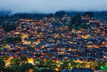 贵州西江千户苗寨一日游【8人内小团，深度逛苗寨，酒店接送】【[深度游玩：6小时畅游西江]小车出行不赶时间，看完苗寨夜景再回；小众深度游玩】