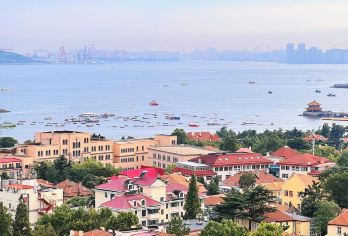 青岛栈桥+信号山公园+海军博物馆+德国监狱一日活动-可英文服务【可提供英文/韩语/日语导游服务-往返接送-可选导游-可代订门票】