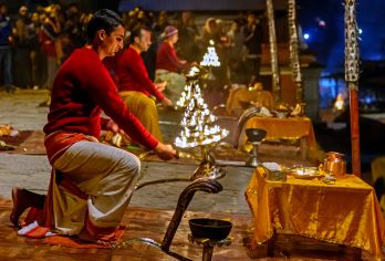 帕斯帕提那晚间阿尔蒂和博达哈佛塔半日游【在导游的带领下探索博达哈佛塔，欣赏美景，提供摄影机会，并深入了解藏传佛教文化和仪式。 漫步于神圣的帕舒帕蒂纳特神庙建筑群中，观看晚间祭祀仪式。 了解加德满都谷地印度教和佛教传统共存的现象。】