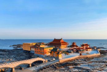 梧林村+永宁古卫城+洛伽寺+黄金海岸+小威海+蟳埔村一日游【探梧林侨村中西古建，登永宁卫城忆抗倭史，洛伽寺观 “海上悬浮庙”，尽览人文奇观】