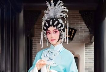 【非遗体验】广府非遗•粤剧妆造体验+摄影•广州一日游 【沉浸式粤剧非遗体验，由专业老师指导，亲身感受粤剧百年魅力，体验精致戏服穿戴、传统妆容绘制，化身戏中人】