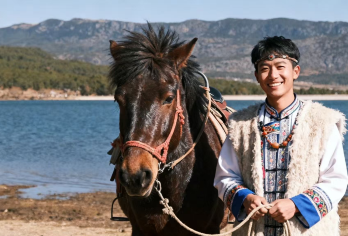 云南丽江+拉市海茶马古道+骑马划船+千古情演出+丽水金沙【[上门接]》拉市海茶马古道（含骑马划船+美味中餐+网红打卡地】