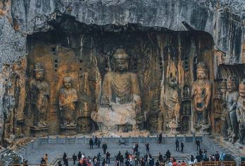 洛阳一日私人游：龙门石窟、洛阳博物馆、白马寺【您的导游不仅会带您参观标志性景点，还会向您介绍鲜为人知的景点和当地传统，让您的旅程真正独一无二。 包团可以让您自由自在地按照自己的节奏探索。 您的私人导游将为您讲述龙门石窟古代佛教雕刻的精彩故事和历史背景。】