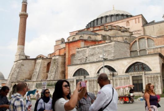 [小团半日游]伊斯坦布尔城市亮点：蓝色清真寺、大巴扎等【在圣索菲亚大教堂探索伊斯坦布尔丰富的历史和意义。 欣赏蓝色清真寺精美的手工蓝色伊兹尼克瓷砖和六座雄伟的尖塔。 当您独自漫步在熙熙攘攘的摊位之间时，您会沉浸在大巴扎的充满活力的氛围中。】