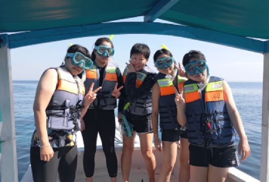 科莫多Rangko半日游【水洞|浮潜|山丘|上下午团可选】【当您沉浸在朗科水洞内清澈的水池中时，您会感受到超凡脱俗的感觉，是个结对不可错过的罕见旅游经验】