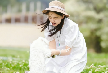 腾冲绮罗古镇+东山草原+腾冲洞山温泉村一日游【6人内小团】【[2-6人精品小团]人少更自由！拒绝拥挤，随走随停。专属向导贴心带玩，灵活调整行程，像朋友结伴般轻松】