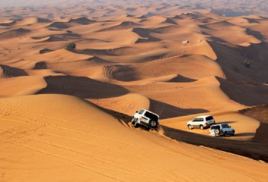 阿曼瓦希巴沙漠冒险之旅【骑骆驼|冲沙|星空晚餐|酒店接送】【[特色打卡]逃离城市，沉浸在阿曼金色沙漠的魔力中，完美体验贝都因人的传统生活、文化和美景。】