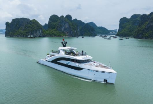 乘坐萨基拉号游艇畅游下龙湾——文化之旅【体验当地文化游轮 探索翁翁渔村的文化，欣赏天景山洞。 在游轮上享用下午茶并欣赏音乐表演。】