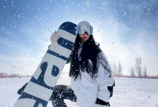 【玉泉玉峰滑雪场｜含餐1日游】滑雪+娱乐+往返车接送【包含滑雪票+娱乐票，司机接送直达雪场，更有暖心盒饭管够～】