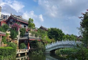 四川眉山彭祖山+中岩寺+远景楼+东坡印象水街一日游英文服务【登彭祖仙山，访中岩禅林，观远景楼，醉东坡水街。】