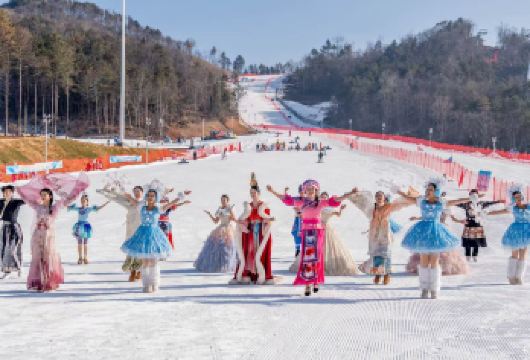 兴山昭君国际滑雪场一日游【含雪鞋+雪板+雪杖+滑雪意外险】【[出游保障]一人也成团，预订即出行，东站可接送，赠送滑雪意外险】