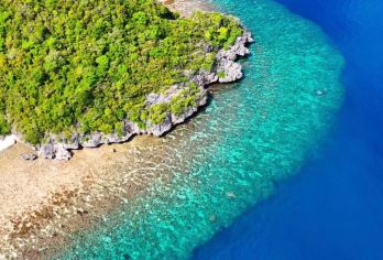 印尼科莫多郎果水洞半日游【海滩浮潜|西尔维亚山|上下午可选】【当您沉浸在朗科水洞内清澈的水池中时，您会感受到超凡脱俗的感觉，是个结对不可错过的罕见旅游经验】