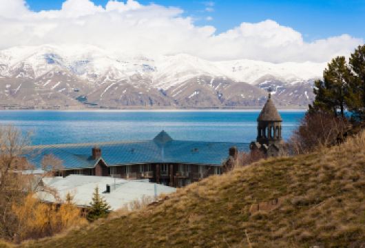 从第比利斯出发：亚美尼亚一日游塞凡湖+埃里温+塞凡纳克修道院【探访9世纪塞凡纳克修道院，欣赏塞凡湖畔宁静壮丽的自然与人文景观。】