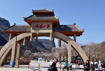 薛家寨+溪山胜境拼车【精品8人小团/亲子游西安三环内上门接】【陕甘边革命根据地重要遗址/丹霞地貌/红色教育与生态旅游的理想目的地——薛家寨景区】