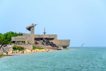 烟台出发+威海刘公岛+定远舰+环岛游+电瓶车+幸福门 一日游【烟台火车站3公里范围内上门接送，全程纯玩无购物店，优秀导游讲解，安心出游，开心游。】