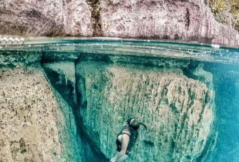 科隆岛B座【在壮丽的石灰岩湖泊和泻湖中游泳，周围环绕着陡峭的悬崖和宁静的水域。 在二战沉船遗址上浮潜，这里现在是生机勃勃的珊瑚和海洋生物的家园。 在白沙滩上放松身心，享用午餐，您还可以游泳、晒日光浴，或者只是沉浸在热带风光中。】