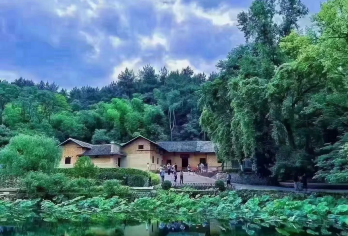 韶山一地深度游+毛泽东故居+纪念馆一日活动【无购物+讲解】【[套餐自选]经典大团定点接，可选小团、长沙范围内上门接送，小众游更自由轻松爸妈/亲子/家庭/出行无忧】