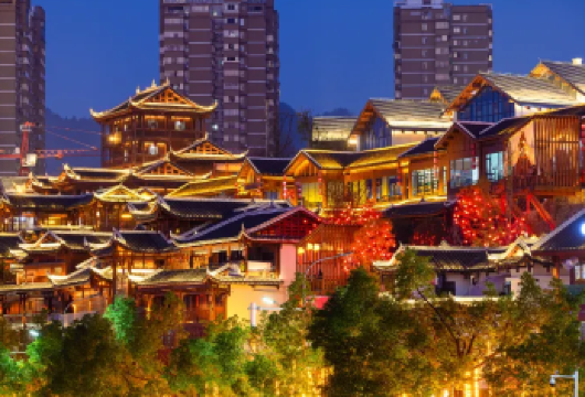 宣恩夜游┃美上央视的小镇夜景┃半城烟火半城仙┃纯玩含接送【河中扁舟过，眼里灯影来。 船桨吱呀划过贡水河面，尽显宣恩婉约浪漫。】