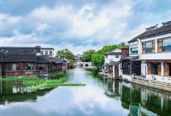 同里水乡杭州一日私人游【联合国教科文组织水乡体验 - 一日之内探索同里宋代水利系统和联合国教科文组织世界遗产推寺园。 包含乘船游览 - 滑过古老的水道，途经 15 座历史悠久的桥梁，包括三桥区。 活态遗产地 - 在这座原汁原味的水乡小镇，您可以亲眼目睹当地人在运河边泡茶，漫步于明清街巷。】