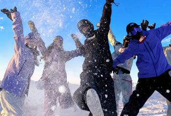 【翠华山1日游】滑雪+雪景大片，一键解锁冬日双倍快乐【翠华山雪场雪质松软厚实，多条雪道覆盖新手到进阶玩家，装备租赁齐全，不用长途跋涉，就能体验雪道飞驰的刺】