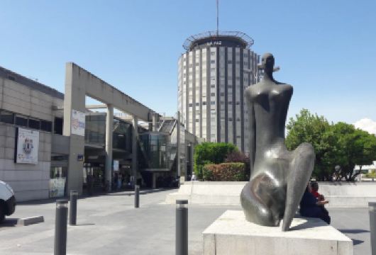 西班牙马德里城市文化轴线深度游：太阳门广场+索菲亚王后艺术中【贯穿马德里古今核心地标，体验广场文化与当代建筑美学。】