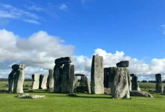 巴斯巨石阵一日游+古罗马浴场+普尔尼特三拱桥+6人起发【邂逅皇家新月楼的典雅与古罗马浴场的历史沉淀，再探秘索尔兹伯里平原上的巨石阵奇观，体验穿越时空的震撼。】