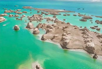 察尔汗盐湖+乌苏特水上雅丹+雅丹地貌一日游【2-8人小团】【沙地摩托，湖中航拍等特色玩法等您随心挑选】