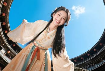 厦门出发云水谣古镇+永定高北土楼王一日游●特价大小团接送门票【[亲子甄选·无忧接送]南靖云水谣+高北土楼群+土楼王全景打卡，专车接送含全票，纯玩无忧轻松游】