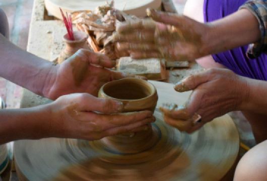 会安陶瓷制作课-灯笼课-咖啡厅课（含篮船游览和午餐）【通过激动人心的体验，学习如何在当地陶艺家的指导下制作陶瓷礼品，并了解越南的陶艺行业。 学习在工艺指导下制作折叠灯笼作为家庭礼物，并参加激动人心的竹篮船之旅，钓鱼和享用午餐。 通过我们当地咖啡师的指导以及我们咖啡文化背后的故事，了解如何制作**的越南滴滤咖啡。】