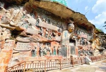 穿越时空之旅：一日探寻大足文化瑰宝【专属舒适：私人司机兼导游提供个性化服务，从接送到送机，让您旅途无忧。 文化深度：知识渊博的导游深入讲解了大足石刻的历史和艺术。 艺术奇观：在大足石刻欣赏举世闻名的精美雕刻的佛教、道教和儒家雕塑。】