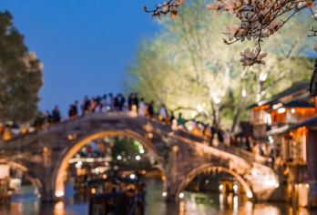 乌镇东西栅水乡精品一日活动【乌镇，迤逦江南，风光静美，古雅精致，江南六大古镇之一，具有六千余年悠久历史的古镇。白墙、黛瓦、小桥、】