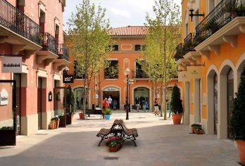 巴塞罗那周边包车游：托萨+拉罗卡村｜购物好逛打折村｜酒店接送【华人司导，专人专车服务！】