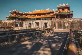 岘港/会安出发私人顺化一日游：参观皇城与皇帝陵墓，含英文导游，全程专车服务【途中可前往俯瞰香江的天姥寺，并参观阮朝古都——皇城。 参观嗣德陵和启定陵。 享受私人导游的舒适体验，包括个性化讲解、门到门接送服务，以及按照自己的节奏灵活旅行。】