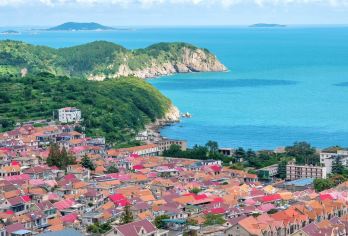 崂山风景区一日游[可选：飞机座位和沿海环线]【体验**滨海公路，打卡网红青山渔村，品味独特非凡的 美食盛宴：青岛崂山道教美食，一场诱惑您味蕾的盛宴！】