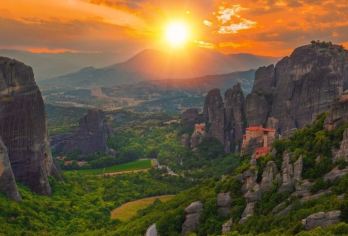 希腊雅典出发 迈泰奥拉天空之城一日游【午餐可选】【观看高达 400 米的岩层，以及建在岩石上的壮观修道院】