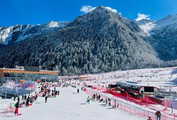 羌人谷滑雪一日游【含滑雪票+雪具+索道 直达羌人谷滑雪大厅】【直达羌人谷滑雪大厅，羌人谷直通车，成都市区出发往返】
