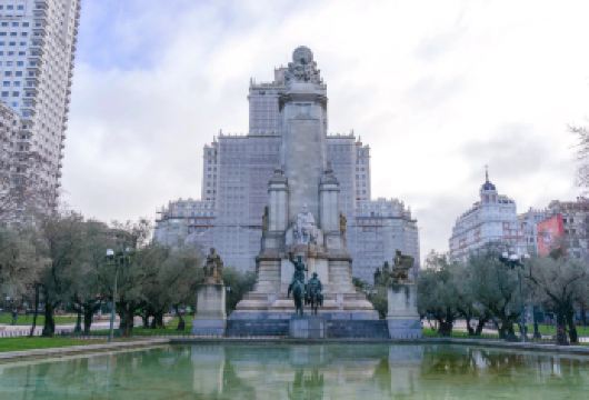 西班牙马德里皇家园林与人文艺术漫步【丽池公园+塞万提斯纪念碑【融合自然景观、玻璃宫殿与西班牙文学圣地，节奏舒缓。】