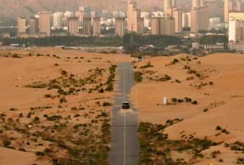 内蒙古乌海包车一日游 一半沙漠一半海水沙相映奇景｜银川出发T【乌海湖：这里好像得到了大汗的偏爱，一半沙漠一半海的独特景致给了乌海独有的浪漫】