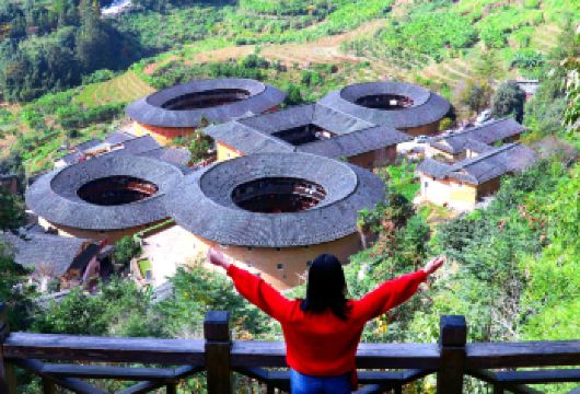 南靖云水谣古镇+田螺坑土楼群一日游赠登楼【6人团头等舱可选】【[多套餐多车型可选]35人豪华头等舱沙发座椅2+1，8人小团9座头等舱独立座椅1+1，6人小团可选】