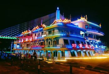 西双版纳澜沧江游轮一日游【澜沧江夜景/可选酒店接送】【听江风，看夜景，感受来自西双版纳的异域风情，穿越湄公河，感受一次热闹的民族聚会】