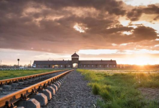 波兰奥斯维辛集中营+维利奇卡盐矿一日游|含门票+官方导游讲解【一天畅游两大世界遗产，包含维利奇卡盐矿和集中营免排队门票+景区官方导游讲解！】