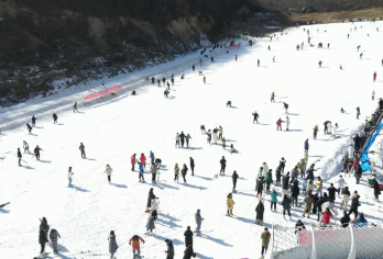 尧山滑雪乐园一日游【南阳出发，含往返车费＋雪票＋基础雪具】【尧山滑雪度假乐园占地面积20万平方米，其中雪场面积3万平方米，雪具大厅3000平方米。】