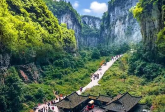 【舒适私家团|高速直达|9点出发】武隆天生三桥+仙女山一日游【亮点一：舒适私家团，根据人数安排对应车型，一单一团，不和陌生人拼车，全程无推销和购物！】