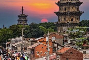 【烟火泉州】开元寺+西街+南少林+蟳埔村+洛阳桥1日游【[沉浸式非遗体验]打卡赵丽颖同款造型，化身簪花蟳埔女；深度体验非遗，收获独一无二的高颜值旅行大片!】