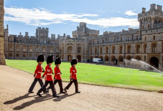 英国伦敦温莎城堡、巨石阵、拉科克和巴斯一日游【英文团】【一日尽览英国精华：温莎城堡探秘皇室900年历史，巨石阵解谜5000年史前奇观，深度体验皇家与神秘之旅】