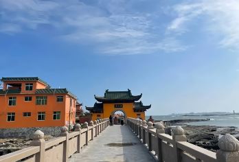 泉州蟳埔村+洛伽寺+梧林+黄金海岸+永宁古镇一日游●6人小团【[上门接送]行程轻松自由，海边沙滩畅玩，纯玩无购物，6人精品团，指定范围内上门接送，轻松省心更自由】