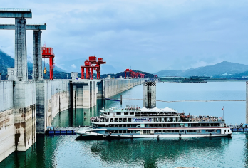 两坝一峡游船+葛洲坝船闸+三峡垂直升船机【两坝一峡全域游】【观世纪工程国之重器三峡大坝，体验乘百米升船电梯，览三峡大坝高峡平湖风光，舒适船游老少皆宜。】